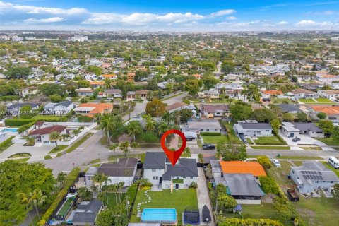 House in Miami, Florida 4 bedrooms, 222.13 sq.m. № 2066149 - photo 27