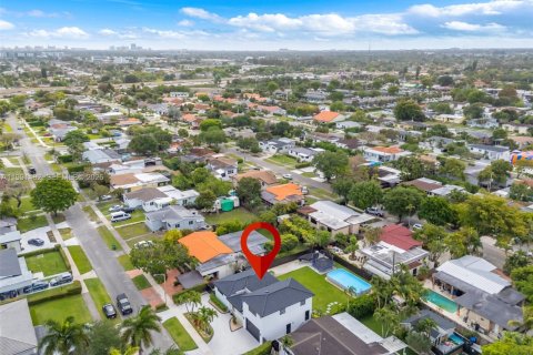 House in Miami, Florida 4 bedrooms, 222.13 sq.m. № 2066149 - photo 24