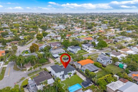 House in Miami, Florida 4 bedrooms, 222.13 sq.m. № 2066149 - photo 26