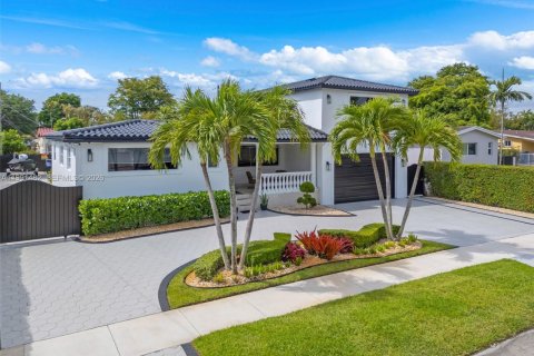 House in Miami, Florida 4 bedrooms, 222.13 sq.m. № 2066149 - photo 17