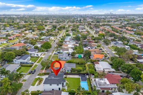 House in Miami, Florida 4 bedrooms, 222.13 sq.m. № 2066149 - photo 25