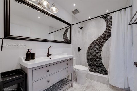 House in Miami, Florida 4 bedrooms, 222.13 sq.m. № 2066149 - photo 13