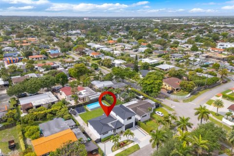 House in Miami, Florida 4 bedrooms, 222.13 sq.m. № 2066149 - photo 29