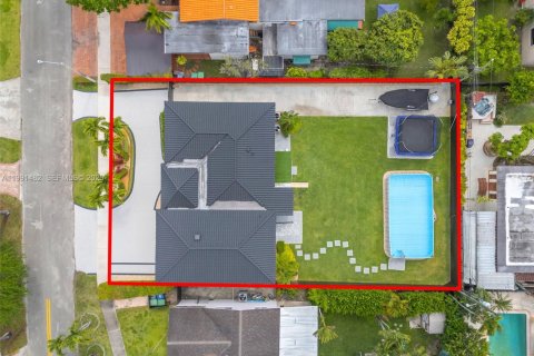 House in Miami, Florida 4 bedrooms, 222.13 sq.m. № 2066149 - photo 22