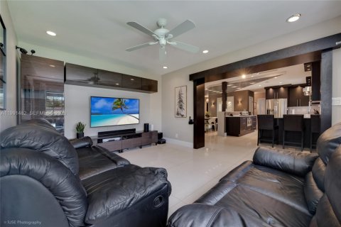 House in Miami, Florida 4 bedrooms, 222.13 sq.m. № 2066149 - photo 4