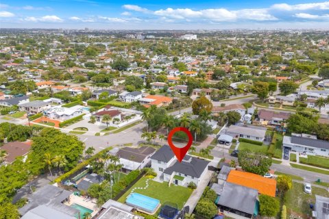 House in Miami, Florida 4 bedrooms, 222.13 sq.m. № 2066149 - photo 28