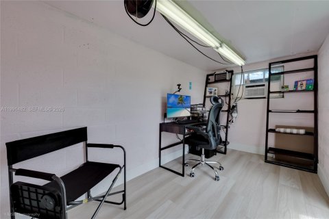 House in Miami, Florida 4 bedrooms, 222.13 sq.m. № 2066149 - photo 19