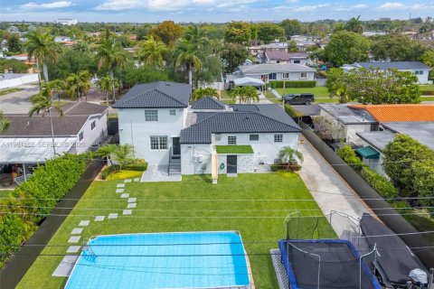 House in Miami, Florida 4 bedrooms, 222.13 sq.m. № 2066149 - photo 20