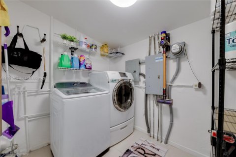 House in Miami, Florida 4 bedrooms, 222.13 sq.m. № 2066149 - photo 18