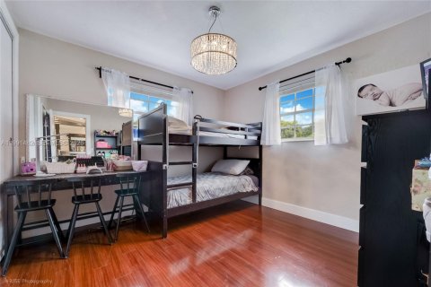 House in Miami, Florida 4 bedrooms, 222.13 sq.m. № 2066149 - photo 9