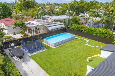 House in Miami, Florida 4 bedrooms, 222.13 sq.m. № 2066149 - photo 2