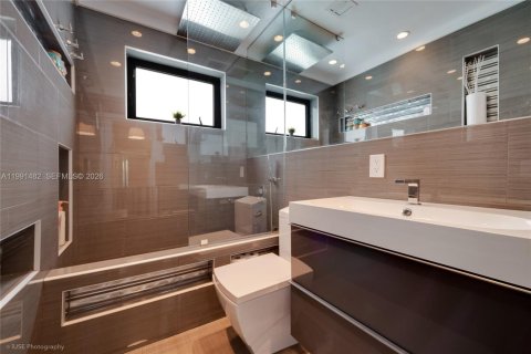 House in Miami, Florida 4 bedrooms, 222.13 sq.m. № 2066149 - photo 7