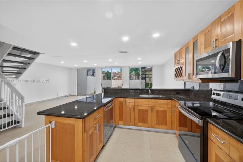 Touwnhouse à vendre à Doral, Floride: 3 chambres, 176.33 m2 № 1921725 - photo 11
