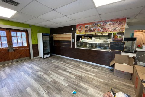 Propiedad comercial en venta en St. Lucie, Florida № 1940250 - foto 4