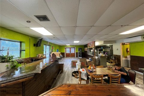 Propiedad comercial en venta en St. Lucie, Florida № 1940250 - foto 9