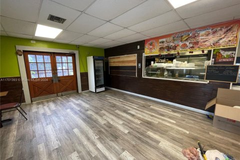 Propiedad comercial en venta en St. Lucie, Florida № 1940250 - foto 6