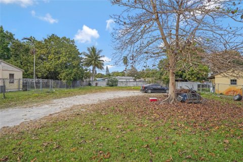 Propiedad comercial en venta en Miami, Florida № 2029969 - foto 3