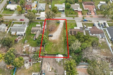 Propiedad comercial en venta en Miami, Florida № 2029969 - foto 7