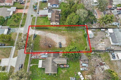 Propiedad comercial en venta en Miami, Florida № 2029969 - foto 8