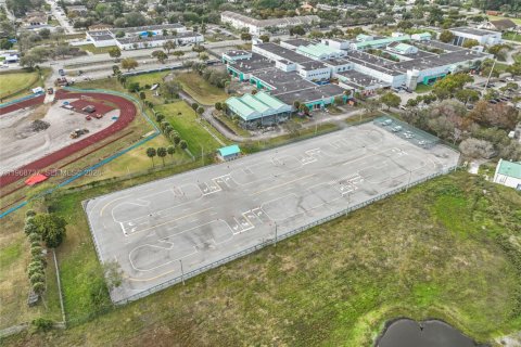 Propiedad comercial en venta en Miami, Florida № 2029969 - foto 13