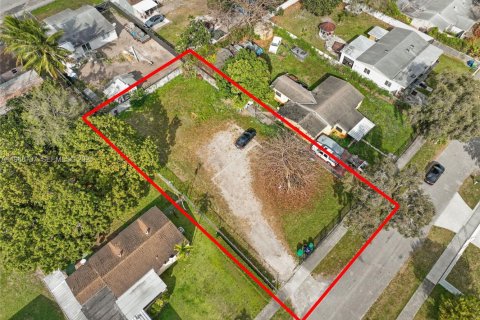 Propiedad comercial en venta en Miami, Florida № 2029969 - foto 6