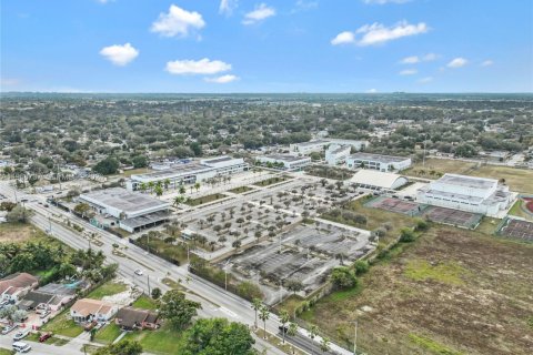 Propiedad comercial en venta en Miami, Florida № 2029969 - foto 12