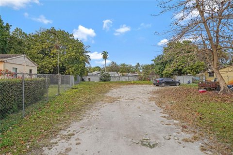 Propiedad comercial en venta en Miami, Florida № 2029969 - foto 2