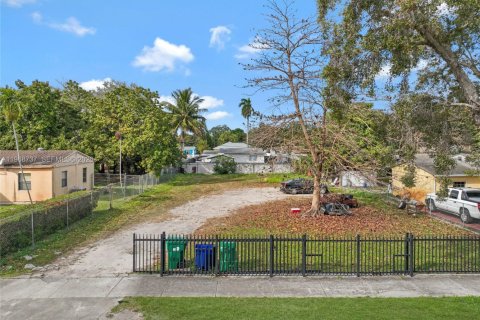 Propiedad comercial en Miami, Florida № 2029969