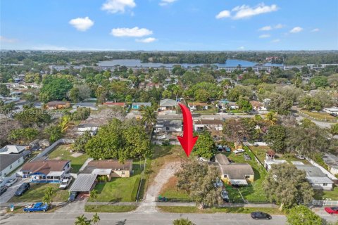 Propiedad comercial en venta en Miami, Florida № 2029969 - foto 10