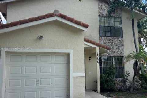Villa ou maison à louer à Coral Springs, Floride: 4 chambres, 151.52 m2 № 1976647 - photo 1