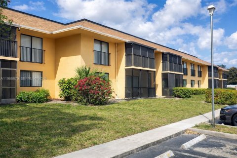 Copropriété à vendre à Hollywood, Floride: 2 chambres, 81.29 m2 № 2081351 - photo 14