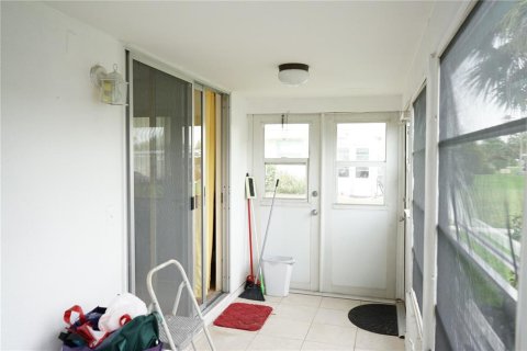 Condo in Sun City Center, Florida, 2 bedrooms  № 1765271 - photo 18