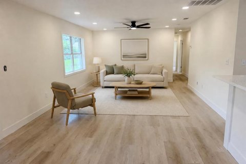 House in Orlando, Florida 3 bedrooms, 140.47 sq.m. № 2351597 - photo 8