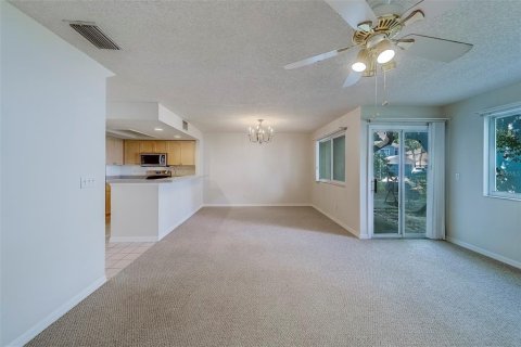 Townhouse in Largo, Florida 3 bedrooms, 135.73 sq.m. № 1885586 - photo 11