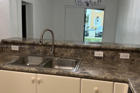 Copropriété à louer à Hialeah, Floride: 2 chambres, 104.98 m2 № 1966036 - photo 7