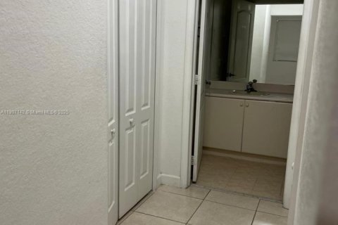 Copropriété à louer à Hialeah, Floride: 2 chambres, 104.98 m2 № 1966036 - photo 14