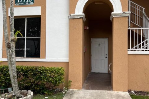 Copropriété à louer à Hialeah, Floride: 2 chambres, 104.98 m2 № 1966036 - photo 1