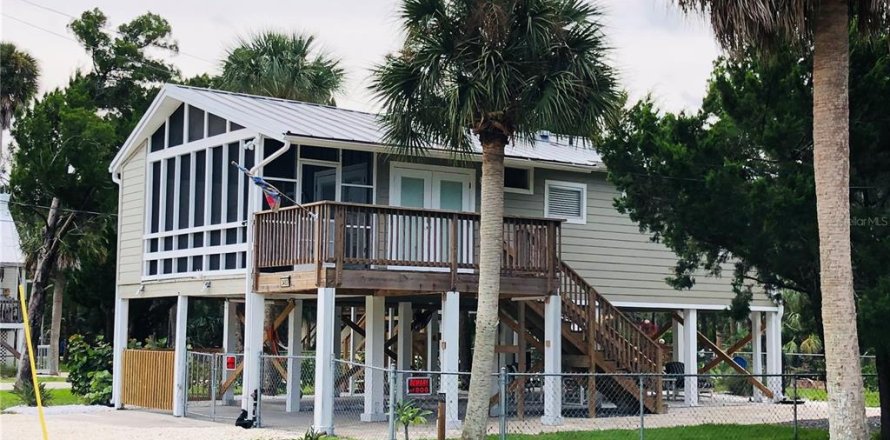 House in Weeki Wachee, Florida 2 bedrooms, 66.89 sq.m. № 1900392