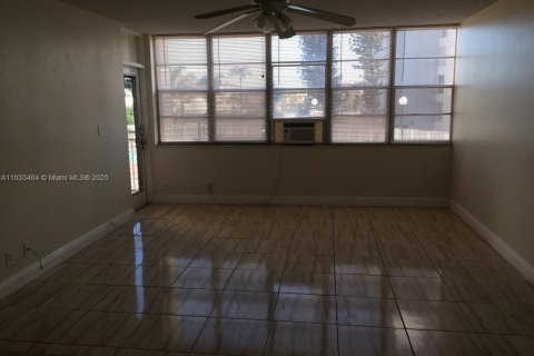 Condo in North Miami Beach, Florida, 1 bedroom  № 1845437 - photo 1