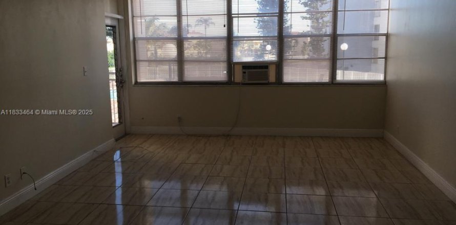 Condo in North Miami Beach, Florida, 1 bedroom  № 1845437