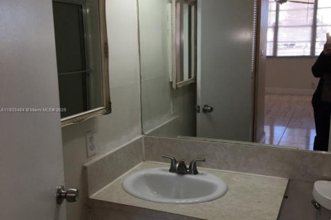 Condo in North Miami Beach, Florida, 1 bedroom  № 1845437 - photo 3