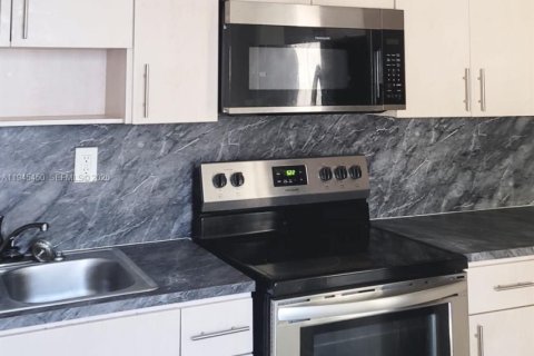 Снять в аренду виллу или дом в Майами, Флорида 2 спальни, 134.52м2, № 2002411 - фото 2