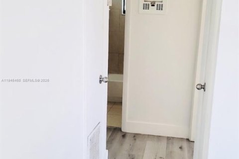 Снять в аренду виллу или дом в Майами, Флорида 2 спальни, 134.52м2, № 2002411 - фото 5