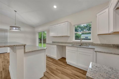 House in De Leon Springs, Florida 3 bedrooms, 121.98 sq.m. № 1544833 - photo 5