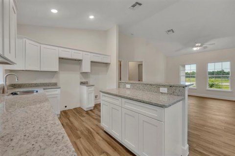 House in De Leon Springs, Florida 3 bedrooms, 121.98 sq.m. № 1544833 - photo 4