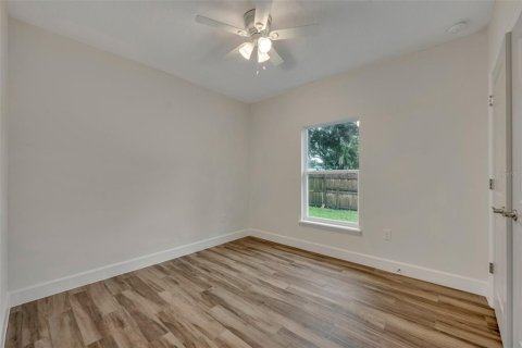 House in De Leon Springs, Florida 3 bedrooms, 121.98 sq.m. № 1544833 - photo 11