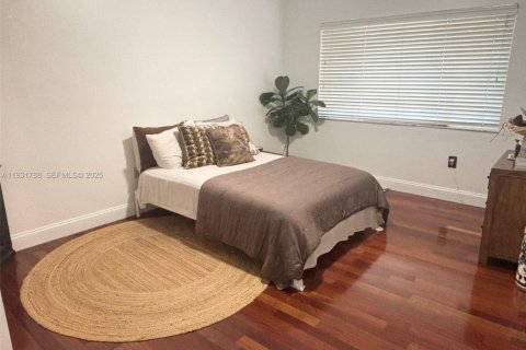 Touwnhouse à vendre à Miami, Floride: 2 chambres, 112.97 m2 № 1990368 - photo 9