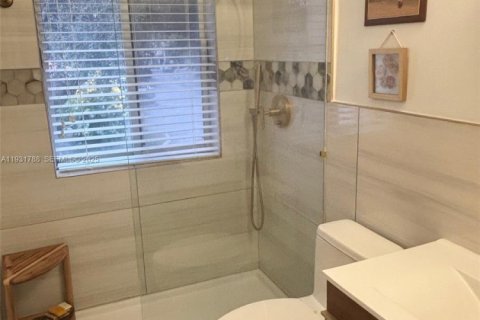 Touwnhouse à vendre à Miami, Floride: 2 chambres, 112.97 m2 № 1990368 - photo 12