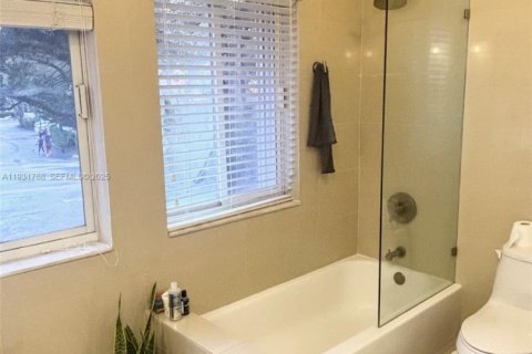 Touwnhouse à vendre à Miami, Floride: 2 chambres, 112.97 m2 № 1990368 - photo 10