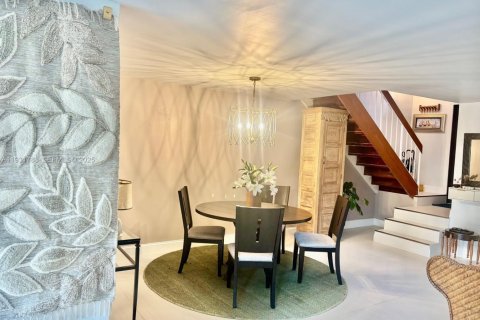 Touwnhouse à vendre à Miami, Floride: 2 chambres, 112.97 m2 № 1990368 - photo 1